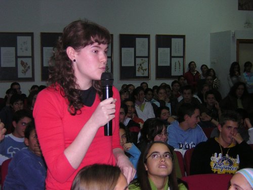 Preguntas durante la charla Una alumna pregunta