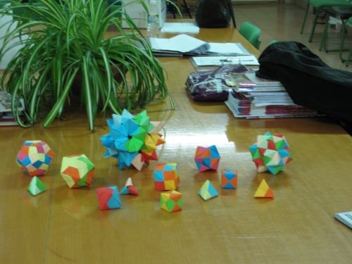 Algunos de los poliedros creados con papiroflexia modular